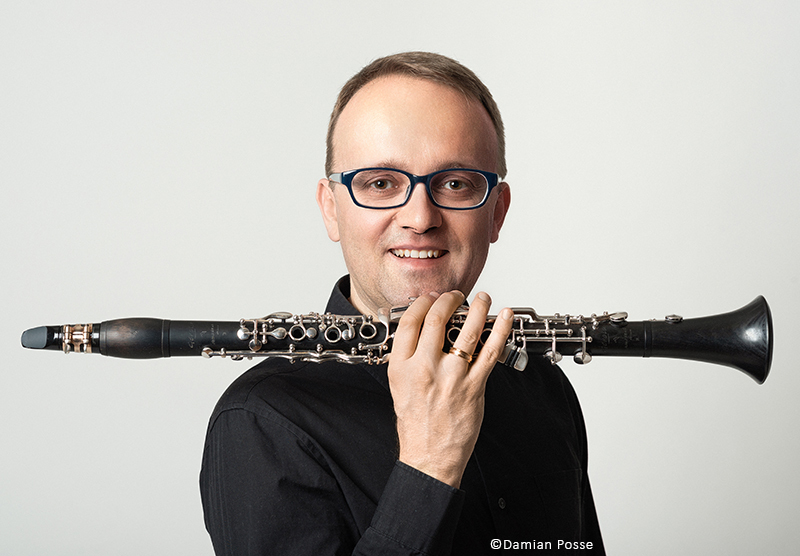 Portrait Florian Mühlberger mit Klarinette