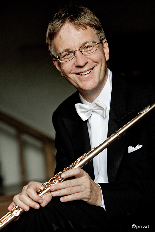 Portrait Michael Martin Kofler mit Flöte
