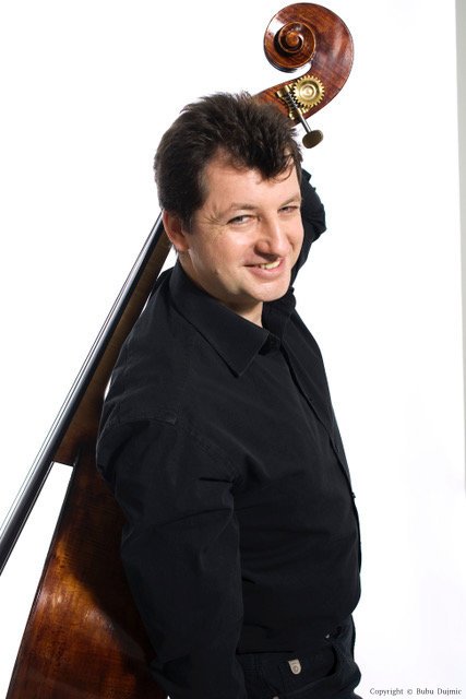 Portrait Ernst Weißensteiner mit Kontrabass